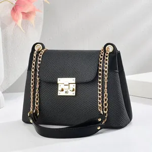 Elegante borsa a tracolla nera con dettagli dorati e finitura in tessuto strutturato