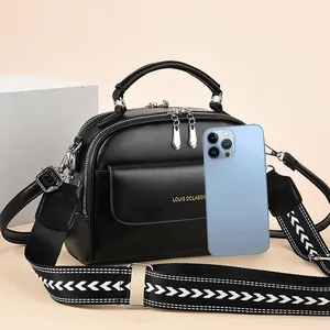Borsa bauletto nera in pelle con scritta dorata e tracolla a motivi geometrici
