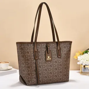Klassische Schachbrett-Beuteltasche in Dunkelbraun mit Monogramm und feinem Griff