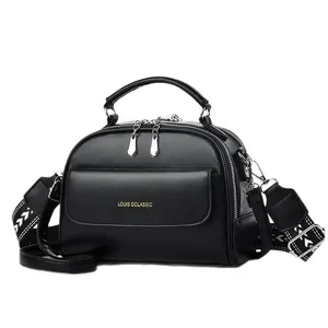 Borsa a mano nera in pelle sintetica con tracolla ricamata e logo dorato frontale