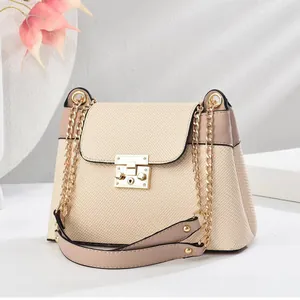 Elegante borsa a tracolla beige testurizzata con finiture in pelle rosa e fibbia dorata