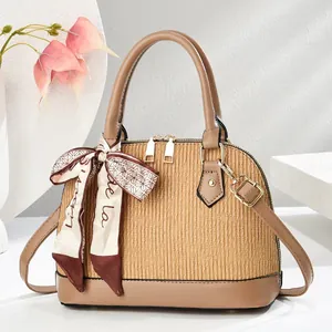 Elegante Handtasche in Khaki mit Faltenstruktur, Seidenschal und Gold-Hardware