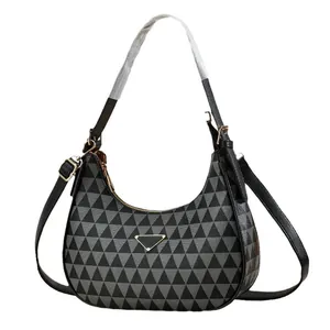 Borsa hobo a mezzaluna alla moda con stampa geometrica a triangoli e dettagli dorati