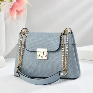 Borsa a tracolla grigio-blu con trama intrecciata, catena dorata e fibbia metallica