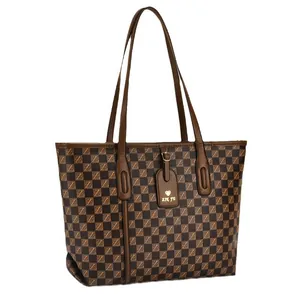 Klassische Beuteltasche mit Schachbrettmuster in Dunkelbraun und eleganten Ledergriffen