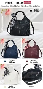 Detailansicht der Eimer-Handtasche mit Schlangenmuster und dekorativem Tuch in vier Farben