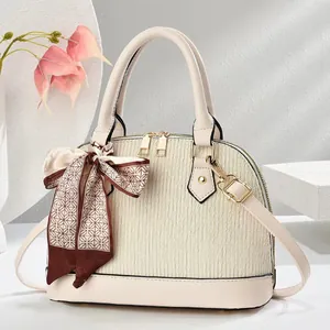 Elegante beige plissierte Muschel-Handtasche mit Dekorschal und goldenen Metallakzenten