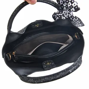 Draufsicht auf das Innenleben der Schlangenhaut-Handtasche mit mehreren Fächern