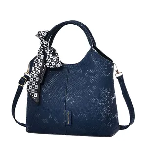 Dunkelblaue Handtasche mit Schlangenmuster, Metallschild und kariertem Schleifen-Accessoire