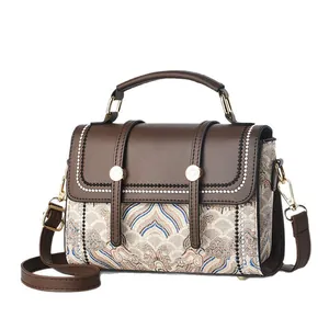 Borsa a tracolla retrò in pelle marrone con ricami vintage e tracolla regolabile