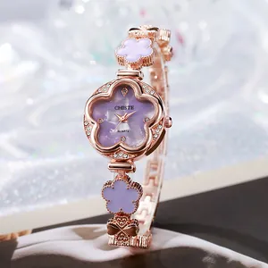 Montre élégante en forme de fleur or rose avec bracelet floral violet pour femme