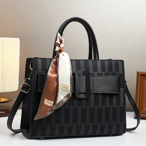 Sac fourre-tout noir gaufré élégant avec foulard en soie et détails dorés brillants