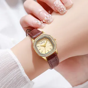 Montre à quartz octogonale en or avec bracelet en cuir marron et lunette sertie de diamants