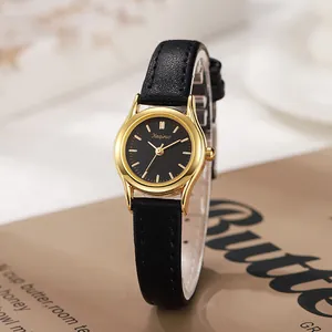 Elegant gouden kwartshorloge met zwarte leren band en minimalistische ronde metalen wijzerplaat