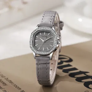 Détail d'une montre octogonale en argent avec lunette en diamant et bracelet gris