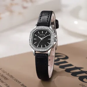 Détail d'une montre argentée octogonale avec lunette en strass et bracelet en cuir noir