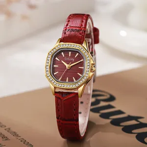 Gros plan d'une montre octogonale bordeaux avec strass et bracelet en cuir rouge élégant