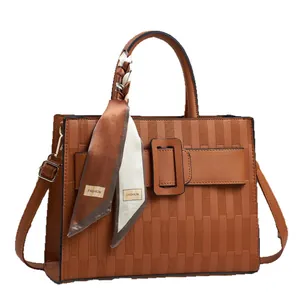 Sac fourre-tout marron à rayures verticales, boucle décorative et foulard en soie chic