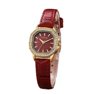 Montre vintage dorée octogonale avec cadran rouge et lunette sertie de strass sur cuir