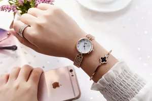 Gros plan d'un ensemble montre femme élégant or rose avec bracelet et bague