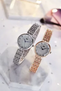Détails des montres à quartz argent et or rose avec cadran pailleté et bracelet perlé
