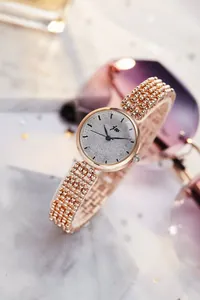 Détail d'une montre quartz rose gold avec cadran scintillant et bracelet perlé