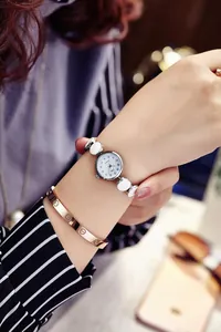 Nahaufnahme der eleganten Damenuhr mit silbernem Gliederarmband und roségoldenem Armreif