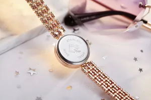 Détail du dos de la montre en or rose avec gravure en acier inoxydable et logo JW