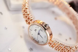 Montre à quartz élégante en or rose avec cadran rond et bracelet en acier à chaîne perle