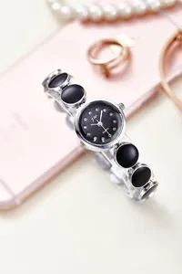 Detail der modischen Armbanduhr mit schwarzem Zifferblatt und Kristall-Ziffern