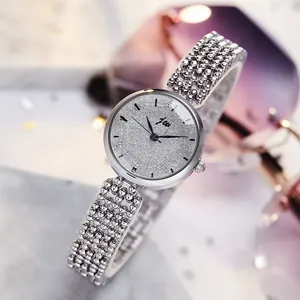 Montre élégante pour femmes en argent avec cadran scintillant et bracelet perlé en métal