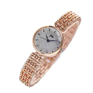 Montre bracelet tendance pour femme en or rose avec cadran argenté scintillant et perles
