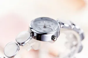 Nahaufnahme einer eleganten Damen-Quarzuhr mit Silbermetallarmband und Muscheleinlagen