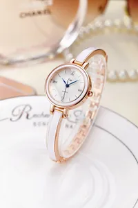 Vue macro détaillée du cadran à motifs ondulés et du bracelet de montre en métal rose doré