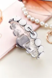 Detailaufnahme der Mode-Quarzuhr mit einzigartigen weißen Emaille-Kettengliedern für Damen