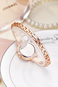 Détail du bracelet à maillons or rose sur une montre à quartz élégante pour femmes