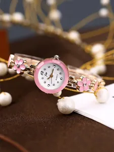 Dettaglio orologio al quarzo da donna con cinturino a fiori rosa e finitura oro rosa