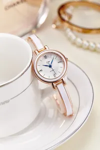 Gros plan d'une montre à quartz pour femme avec cadran bleu et détails à motif de vagues