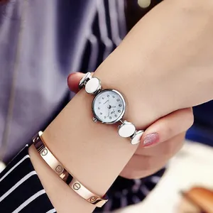 Damen Quarz-Armbanduhr mit silbernem Metallgehäuse und weißem Gliederarmband am Handgelenk