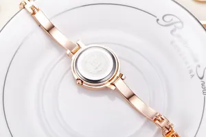 Détail du dos de la montre en or rose avec logo JW et boîtier gravé en acier inoxydable