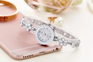 Dettaglio dell'orologio a catena argento con fiori in smalto bianco e cristalli eleganti