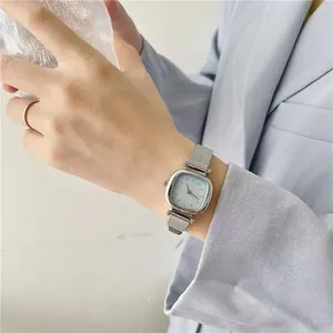 Montre femme carrée minimaliste avec bracelet maille argenté et cadran bleu soleil