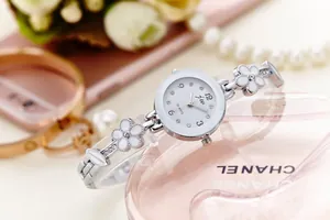 Dettaglio dell'orologio al quarzo argento con cinturino a fiori e strass lucidi