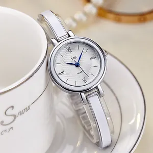 Montre à quartz élégante pour femme avec bracelet en acier argenté et cadran texturé blanc