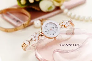 Dettaglio orologio al quarzo oro rosa con maglie floreali e cristalli scintillanti
