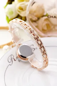 Dettaglio del cinturino in metallo oro rosa e del retro della cassa con decori lusso