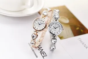 Detailansicht der Damen-Quarzuhren in Roségold und Silber mit Herz-Kristallarmband