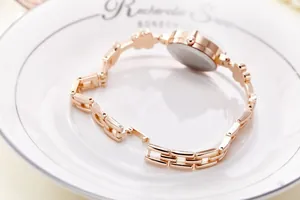 Macro di orologio a bracciale con fiori in oro rosa con retro in acciaio su ceramica