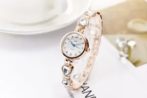 Detail der roségoldenen Uhr mit herzförmigen Gliedern und funkelnden Kristallakzenten