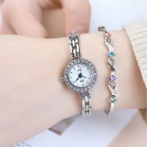 Montre quartz argentée pour femme avec lunette en strass et bracelet en cristal coloré